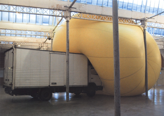 »Ohne Titel« (gelbe Skulptur passend zu LKW und Fabrikhalle), 2000, von Hans Hemmert, le lieu unique, Scene National des Nantes, Foto: Vincent Jaques