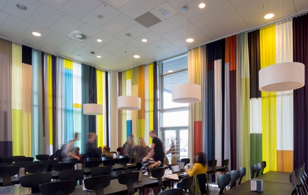 700 qm Streifen Patchwork Vorhang für ein Kunst am Bau Projekt von Gitte Villesen, Campus Roskilde, Architekt: Henning Larsen, Foto: Anders Sune Berg 
