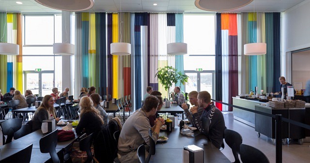 700 qm Streifen Patchwork Vorhang für ein Kunst am Bau Projekt von Gitte Villesen, Campus Roskilde, Architekt: Henning Larsen, Foto: Anders Sune Berg